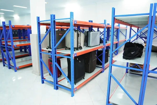 Penitipan koper aman di Bali - ruangan luggage storage dengan CCTV 24 jam